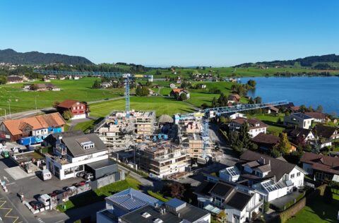 Baustelle in ländlicher Seelandschaft mit Häusern