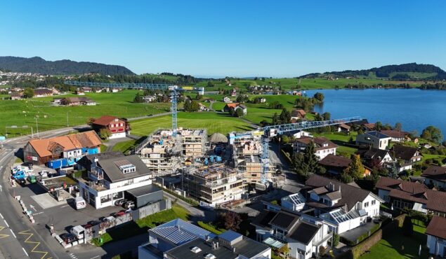 Baustelle in ländlicher Seelandschaft mit Häusern