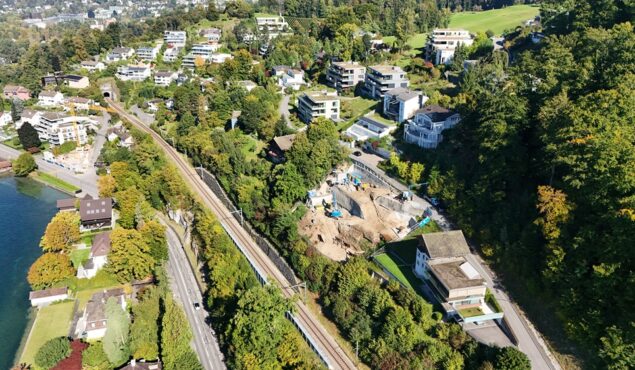 Luftaufnahme von Baustelle in Wohngegend am See