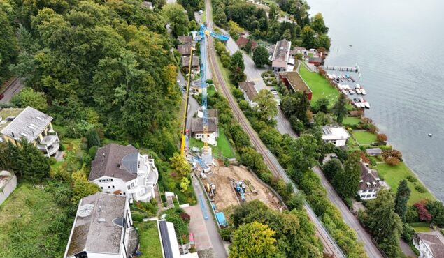 Baustelle zwischen Wohnhäusern am Seeufer