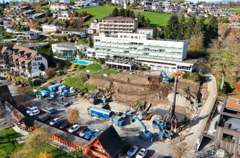 Bauarbeiten vor einem Hotel in einer Wohngegend