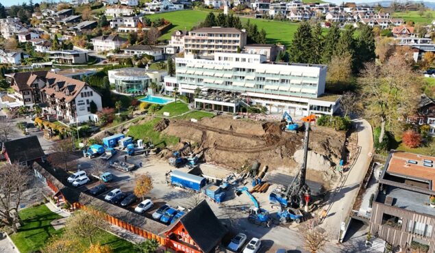 Bauarbeiten vor einem Hotel in einer Wohngegend