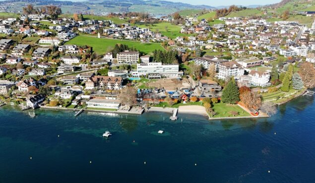 Luftaufnahme einer Stadt am Seeufer mit Gebäuden