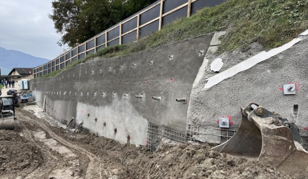 Baustelle mit Hangabsicherung und Erdarbeiten